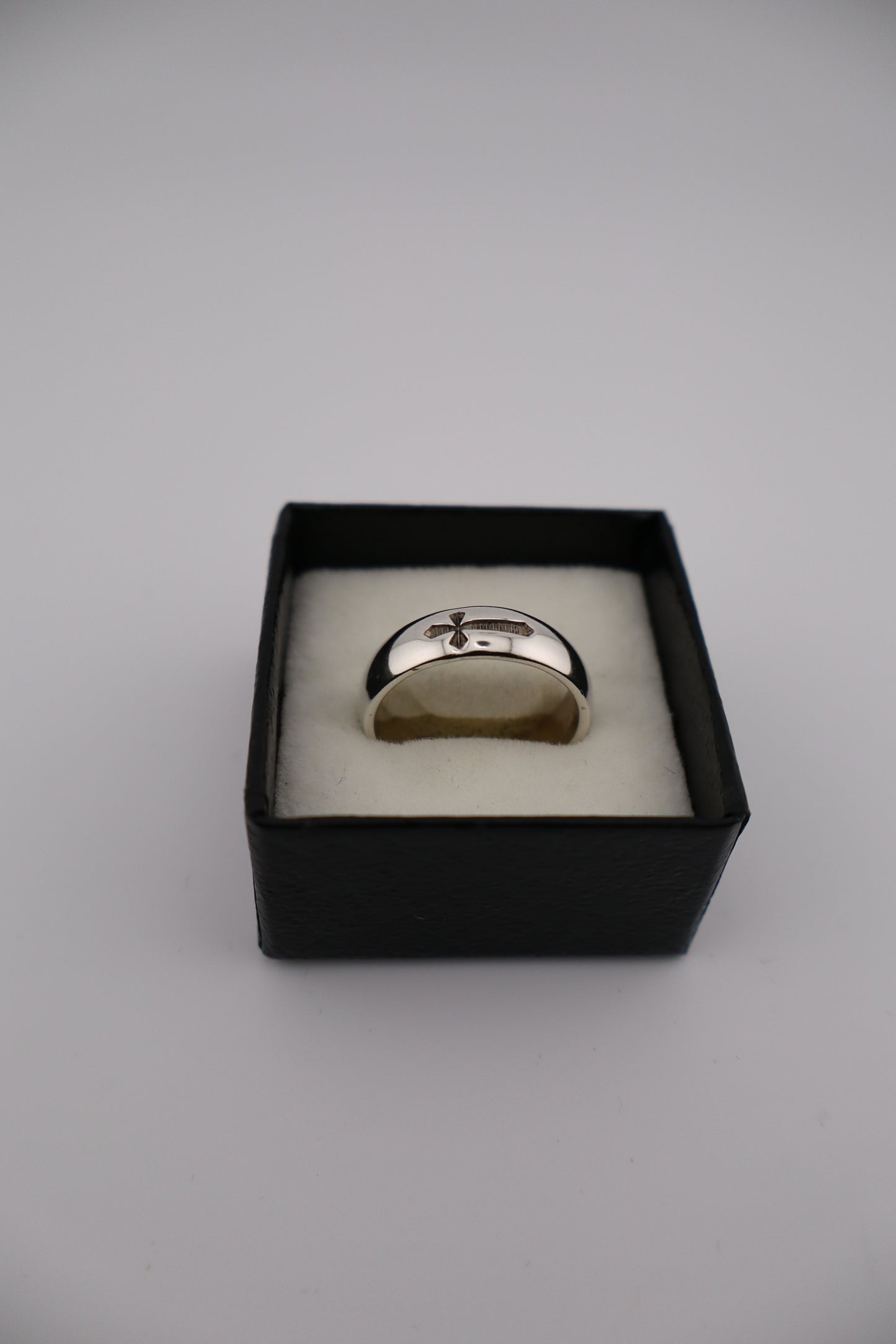 Sterling Silver Men’s Ring with Engraved Cross – Size 10 (925, 6g / 3.8 dwt)