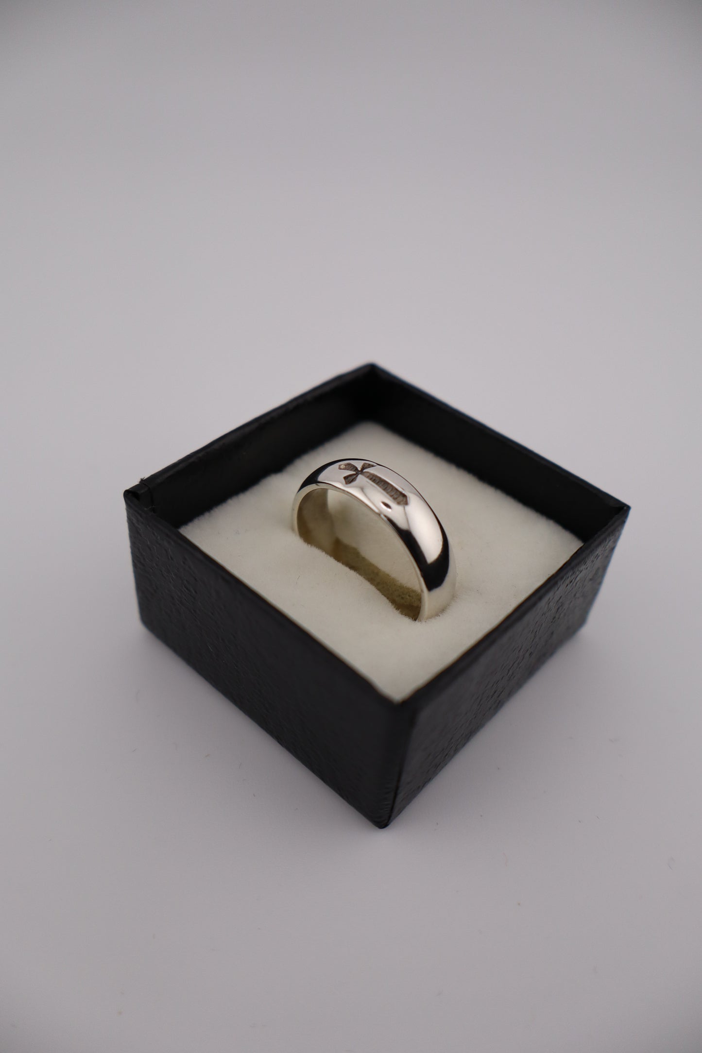 Sterling Silver Men’s Ring with Engraved Cross – Size 10 (925, 6g / 3.8 dwt)